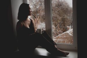 Femme ressentant une fatigue emotionnelle liee a l'hypersensibilite